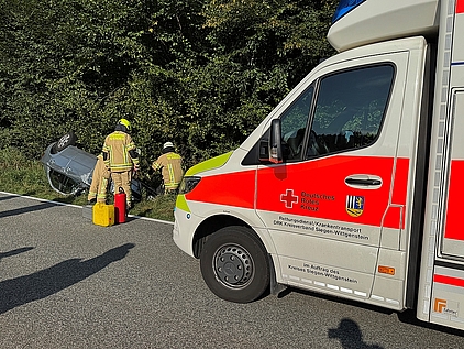 Rettungswagen an einer Einsatzstelle im Verkehrsraum