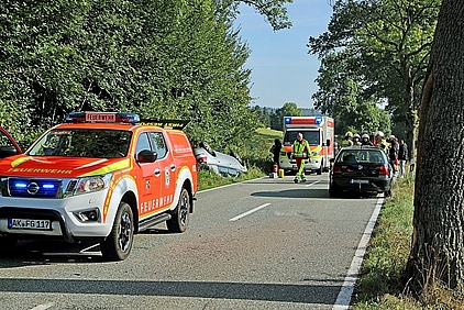 First Responder Fahrzeug im Vordergrund einer Einsatzstelle